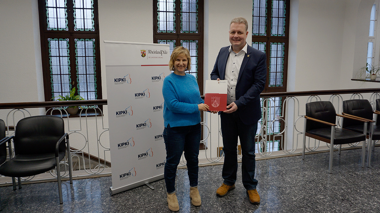 Klimaschutzministerin Katrin Eder und Gerrit Müller, Bürgermeister der Verbandsgemeinde Rennerod