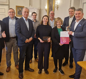 Klimaschutzministerin Katrin Eder übergibt in Birkenfeld den Förderbescheid an Landrat Miroslaw Kowalski