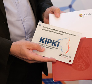 KIPKI-Plakette und Förderbescheid