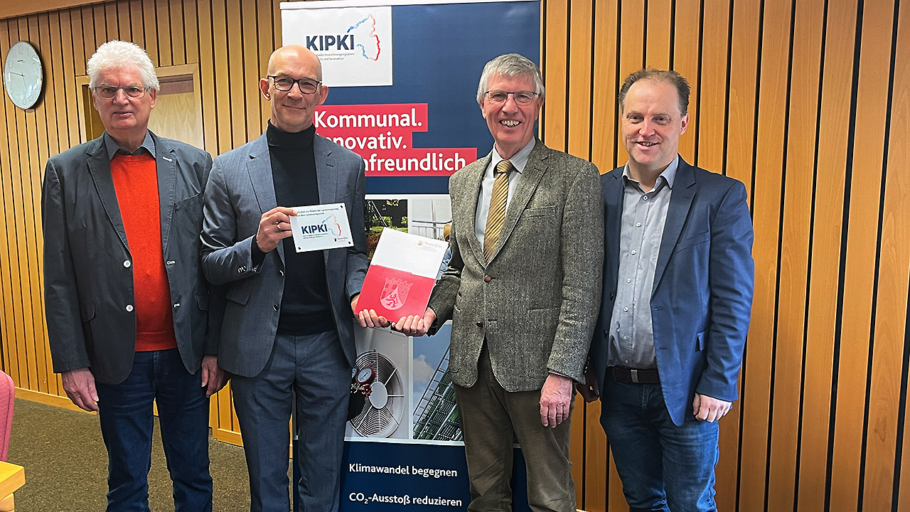 Staatssekretär Dr. Erwin Manz übergibt Bürgermeister Marc Ullrich den KIPKI-Förderbescheid