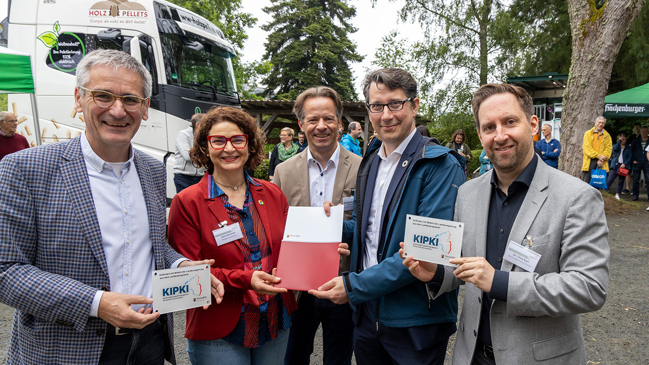 Klimaschutzstaatssekretär Michael Hauer überreicht Bürgermeisterin Gabriele Greis den KIPKI-Förderbescheid