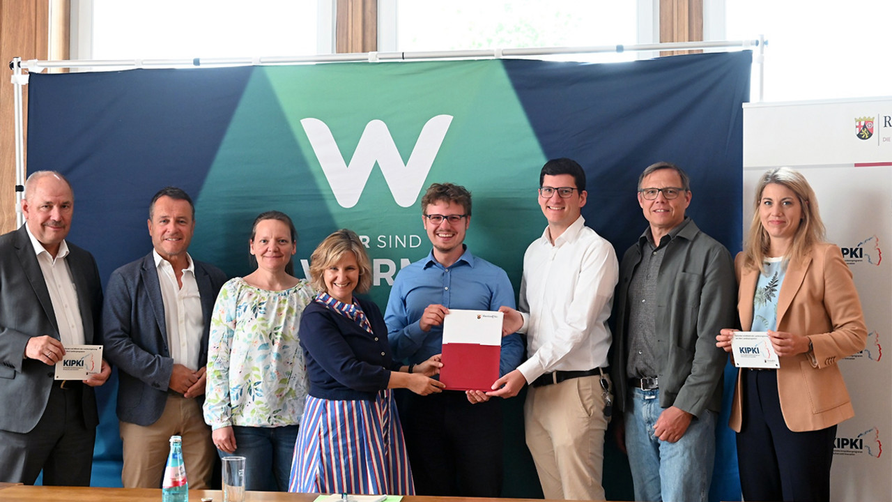 Klimaschutzministerin Katrin Eder überreicht in Worms den KIPKI-Förderbescheid